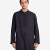 Men's semi-fitted panjabi in jacquard fabric. Karchupi at the mandarin collar. Inseam pockets.