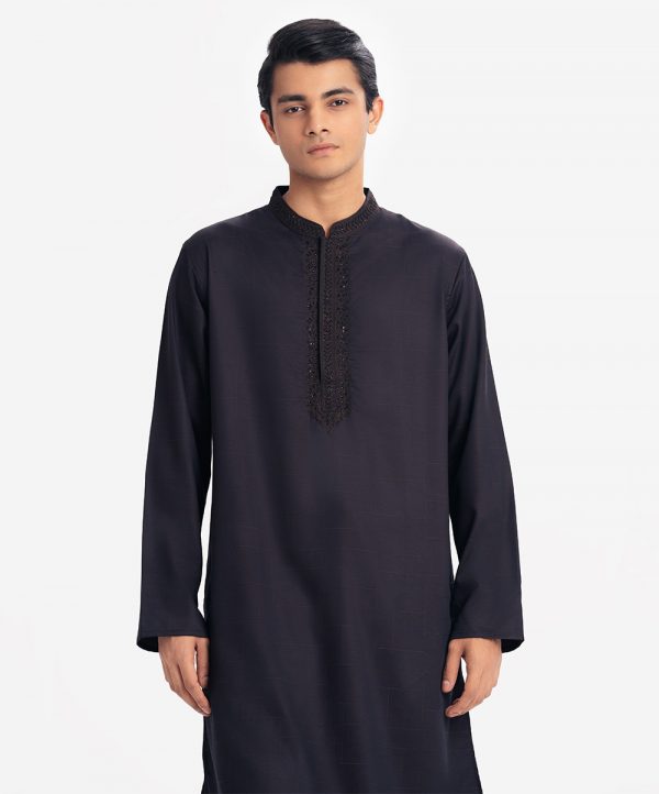 Men's semi-fitted panjabi in jacquard fabric. Karchupi at the mandarin collar. Inseam pockets.