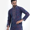Men's fitted panjabi in Jacquard fabric. Mandarin collar, full sleeves and inseam pockets. Embroidery at front.