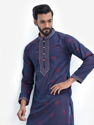 Men's fitted panjabi in Jacquard fabric. Mandarin collar, full sleeves and inseam pockets. Embroidery at front.
