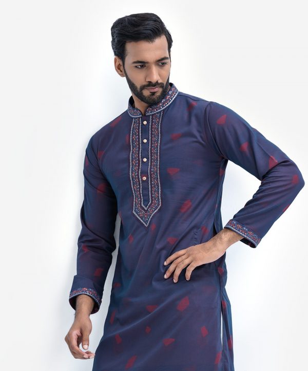 Men's fitted panjabi in Jacquard fabric. Mandarin collar, full sleeves and inseam pockets. Embroidery at front.