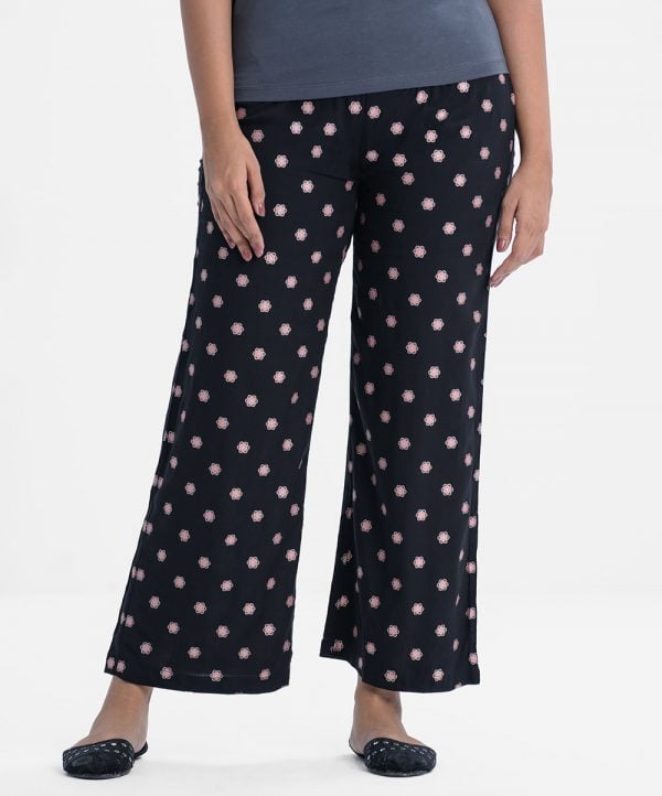 Women's printed palazzo in viscose fabric. Concealed elasticated waistline.