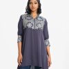 Women's A-line tunic in crepe fabric. V-neck, three-quarter sleeves. Beads attach at the front waistline.