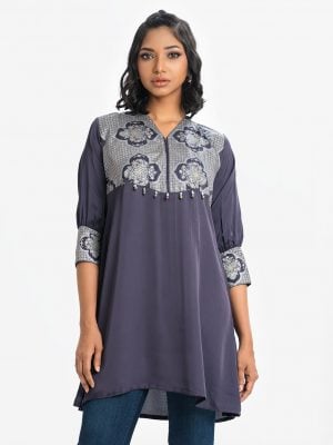 Women's A-line tunic in crepe fabric. V-neck, three-quarter sleeves. Beads attach at the front waistline.