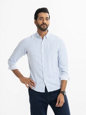 Men's long-sleeved casual shirt in striped cotton fabric. Classic collar, button fastening at the front and adjustable cuffs.