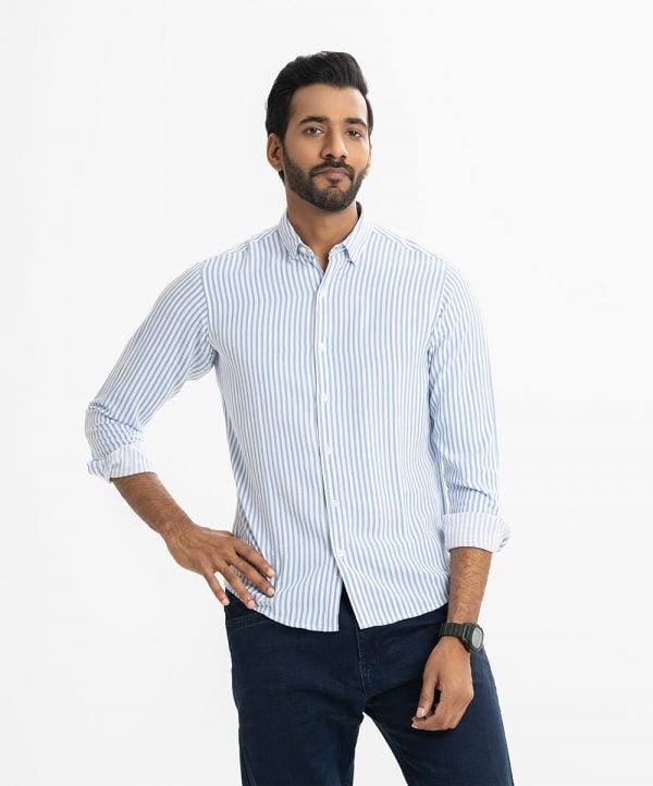 Men's long-sleeved casual shirt in striped cotton fabric. Classic collar, button fastening at the front and adjustable cuffs.