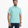 Men's printed comfort shirt in slab cotton fabric. Classic collar, short sleeves, and a chest pocket.