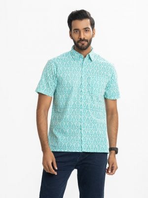 Men's printed comfort shirt in slab cotton fabric. Classic collar, short sleeves, and a chest pocket.