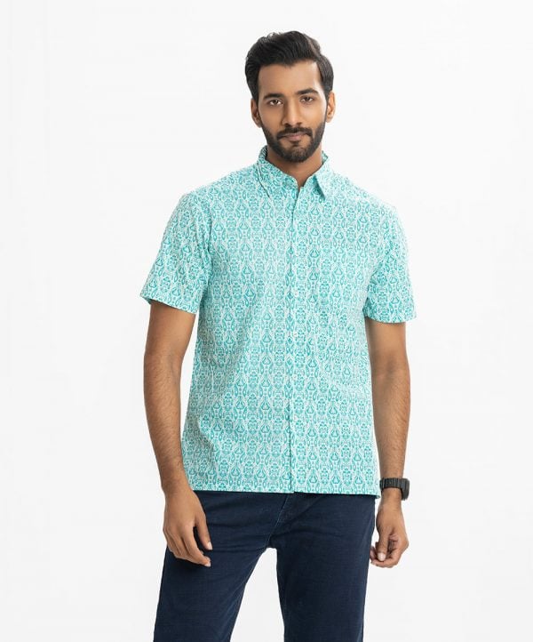 Men's printed comfort shirt in slab cotton fabric. Classic collar, short sleeves, and a chest pocket.