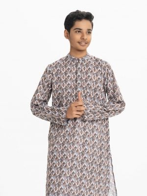 Teen boy's regular panjabi in printed cotton fabric. Mandarin collar, full sleeves and inseam pockets.