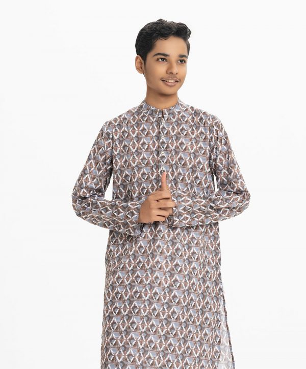 Teen boy's regular panjabi in printed cotton fabric. Mandarin collar, full sleeves and inseam pockets.