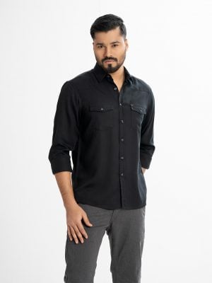 Men's washed long-sleeve casual shirt in cotton fabric. Classic collar, Two chest flap pockets, and button-up at the front and button fastening.