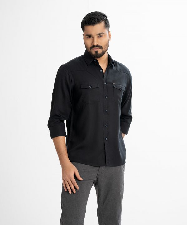 Men's washed long-sleeve casual shirt in cotton fabric. Classic collar, Two chest flap pockets, and button-up at the front and button fastening.