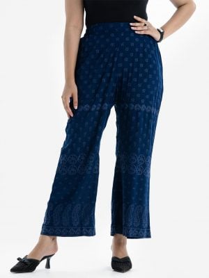 Women's printed palazzo in viscose fabric. Concealed elasticated waistline.
