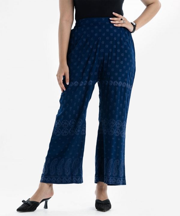 Women's printed palazzo in viscose fabric. Concealed elasticated waistline.