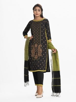 Printed straight salwar kameez in crepe fabric. Boat neck, long sleeves and karchupi at the front. Complemented with crepe culotte pant and half silk dupatta.