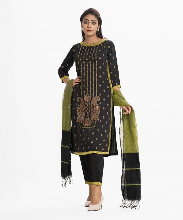 Printed straight salwar kameez in crepe fabric. Boat neck, long sleeves and karchupi at the front. Complemented with crepe culotte pant and half silk dupatta.