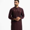 Men's semi-fitted panjabi in jacquard fabric. Mandarin collar and inseam pockets. Embroidery at the front and sleeve.