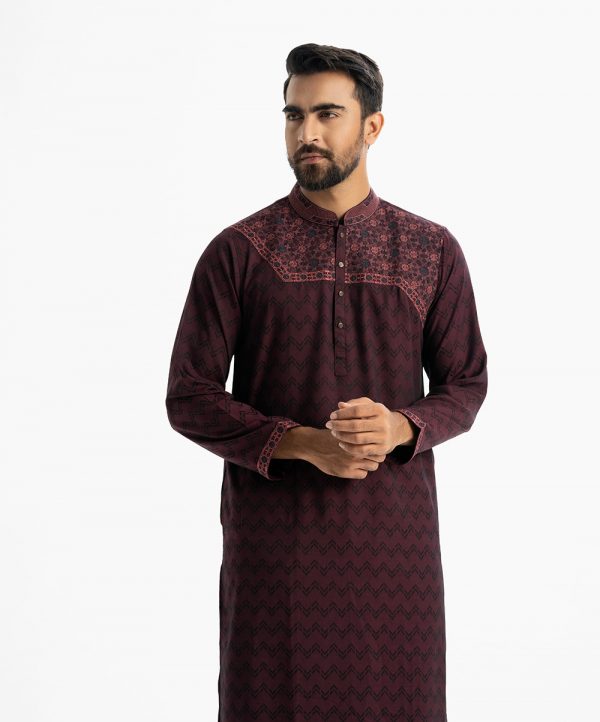 Men's semi-fitted panjabi in jacquard fabric. Mandarin collar and inseam pockets. Embroidery at the front and sleeve.