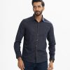 Men's printed long-sleeved business casual shirt in jacquard fabric. Classic collar, button fastening at the front and adjustable metal buttons at the cuffs.