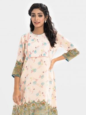 Floral printed A-line tunic in georgette fabric. Round neck, three-quarter sleeved.