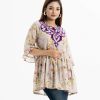 Printed tunic abaya in cotton blended fabric. Round neck, bell-sleeved. Gathered at the waistline and karchupi at the front.