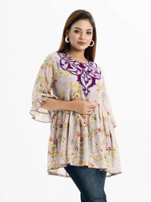 Printed tunic abaya in cotton blended fabric. Round neck, bell-sleeved. Gathered at the waistline and karchupi at the front.