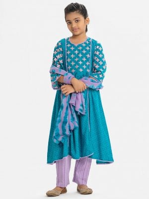 Kid girls printed A-line salwar kameez in viscose fabric. Round neck with contrast lace, three-quarter with bell-sleeved. Embroidery at the top front. Completed with pant pajama and tie-dye chiffon dupatta.