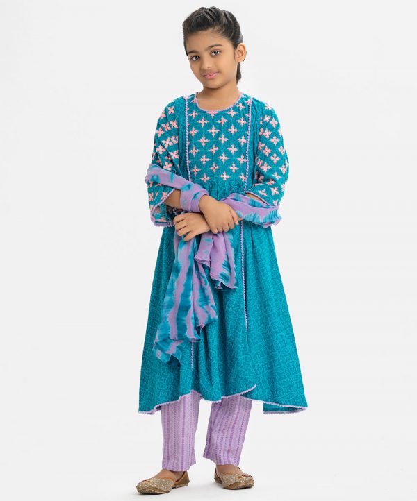 Kid girls printed A-line salwar kameez in viscose fabric. Round neck with contrast lace, three-quarter with bell-sleeved. Embroidery at the top front. Completed with pant pajama and tie-dye chiffon dupatta.