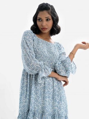 Printed A-line tunic in georgette fabric. Square neck, long puff-sleeved and smokey at the front. Trim frill at the front.