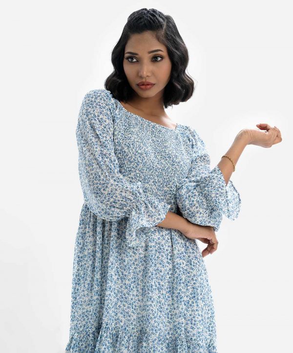 Printed A-line tunic in georgette fabric. Square neck, long puff-sleeved and smokey at the front. Trim frill at the front.