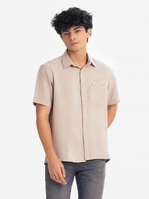 Men's Short Sleeve casual stripe shirt in viscose fabric. Classic collar and short sleeves. Button fastening at the front and two pockets.