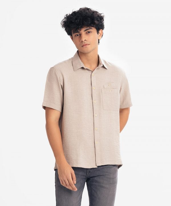 Men's Short Sleeve casual stripe shirt in viscose fabric. Classic collar and short sleeves. Button fastening at the front and two pockets.