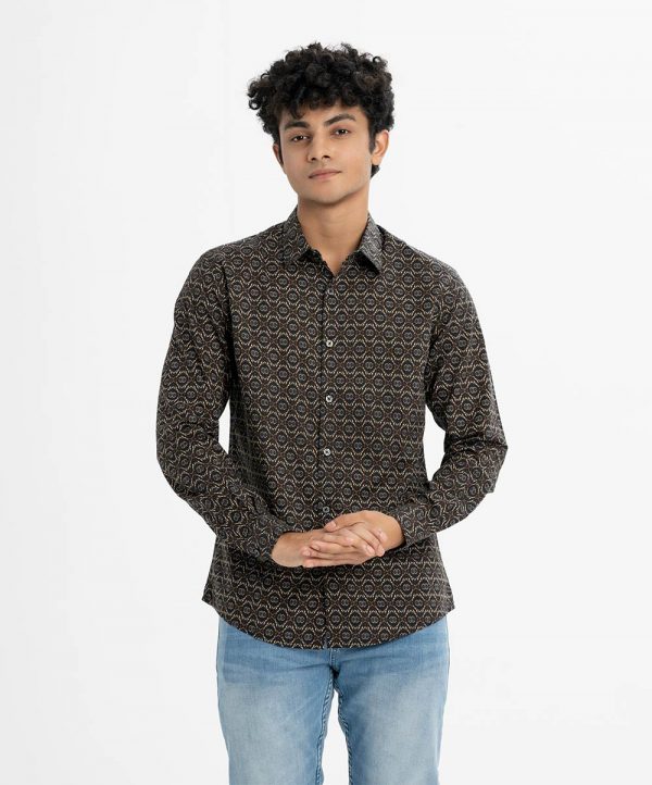Men's casual long sleeve casual shirt in printed cotton fabric. Classic collar, button fastening at the front and adjustable metal buttons at cuffs.