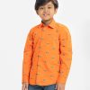 Kid boys printed long-sleeved shirt in cotton fabric. Classic collar and button fastening at the front.