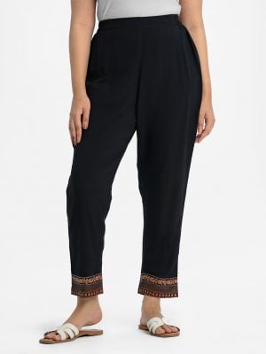 Women's pant pajamas in viscose fabric. Concealed elasticated waistline and print at leg hemline.