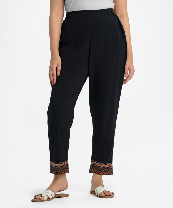 Women's pant pajamas in viscose fabric. Concealed elasticated waistline and print at leg hemline.