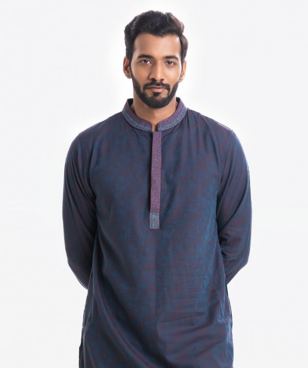 Men's semi-fitted panjabi in jacquard fabric. Mandarin collar, embroidery at Button Placket and Inseam pockets.