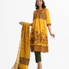 Printed straight salwar kameez in viscose fabric. Round neck, three-quarter sleeves. Karchupi at the top front and gathered at the waistline. Complented with crepe culotte pant and half silk dupatta.