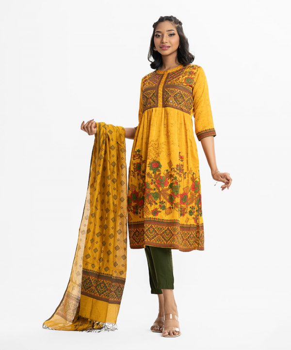 Printed straight salwar kameez in viscose fabric. Round neck, three-quarter sleeves. Karchupi at the top front and gathered at the waistline. Complented with crepe culotte pant and half silk dupatta.