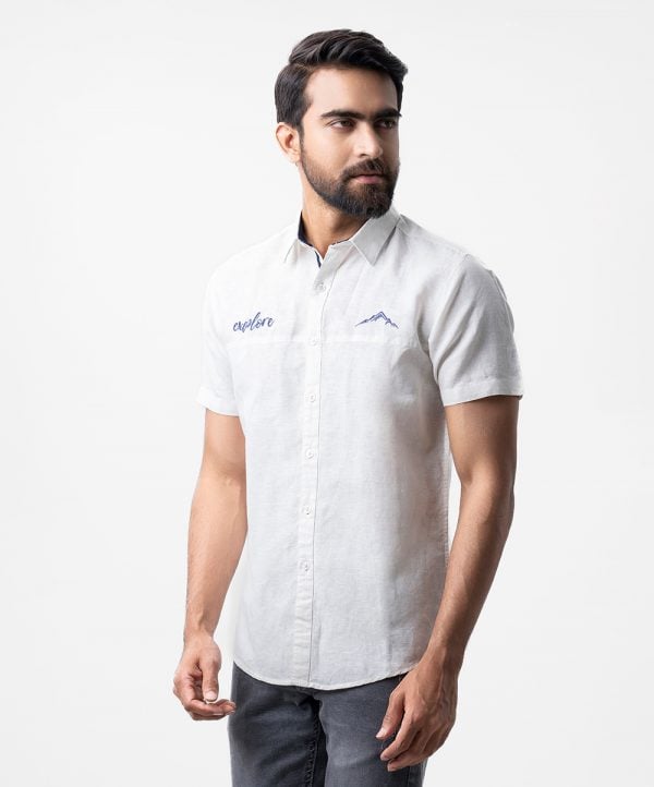 Men's solid color casual shirt in cotton fabric. Classic collar and short sleeves. Slim fitted.