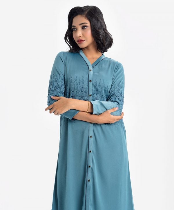 Printed abaya shirt in zoom fabric. V-neck, full-sleeved. button fasting and karchupi at the front.