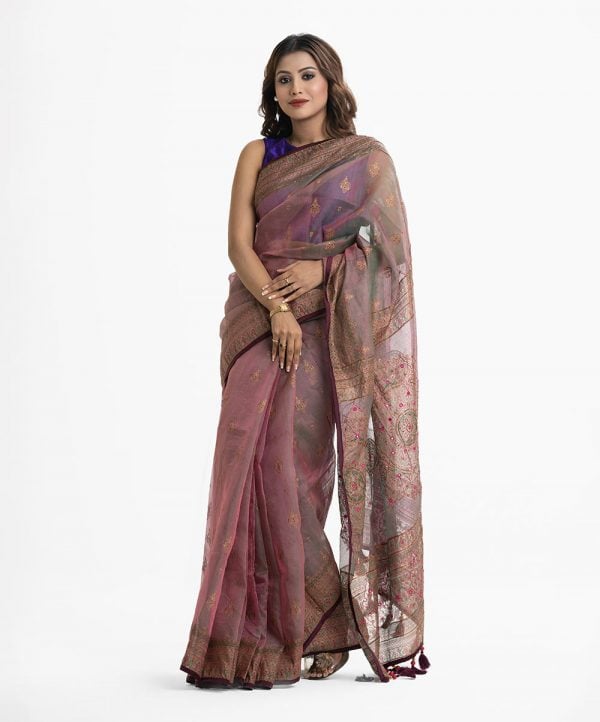 Women's printed exclusive saree in muslin fabric. Karchupi at achal with beautiful tassels.
