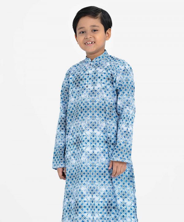 Kid boys printed fitted panjabi in cotton fabric. Mandarin collar with inseam pockets.