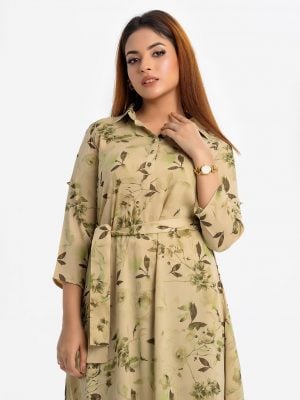 Printed A-line tunic in joom fabric. Classic collar, three-quarter sleeved and waist belt belt.