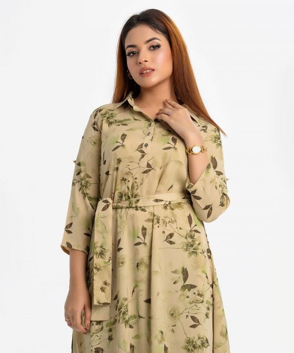 Printed A-line tunic in joom fabric. Classic collar, three-quarter sleeved and waist belt belt.