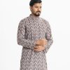 Men's prined semi fitted panjabi in cotton fabric. Mandarin collar, inseam pockets and button fastening at the front.
