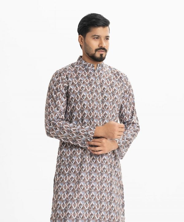 Men's prined semi fitted panjabi in cotton fabric. Mandarin collar, inseam pockets and button fastening at the front.