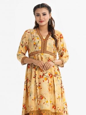 Printed A-line tunic in blended cotton. V-neck, three-quarter sleeved. Attached patch at the front and gathered at the waistline.