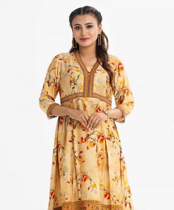Printed A-line tunic in blended cotton. V-neck, three-quarter sleeved. Attached patch at the front and gathered at the waistline.